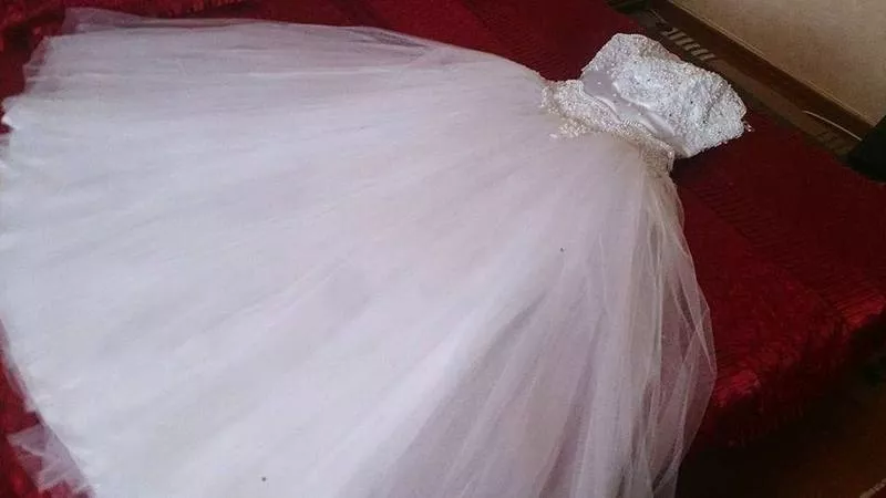 свадебное платье в отличном состоянии ,  размер 48 2